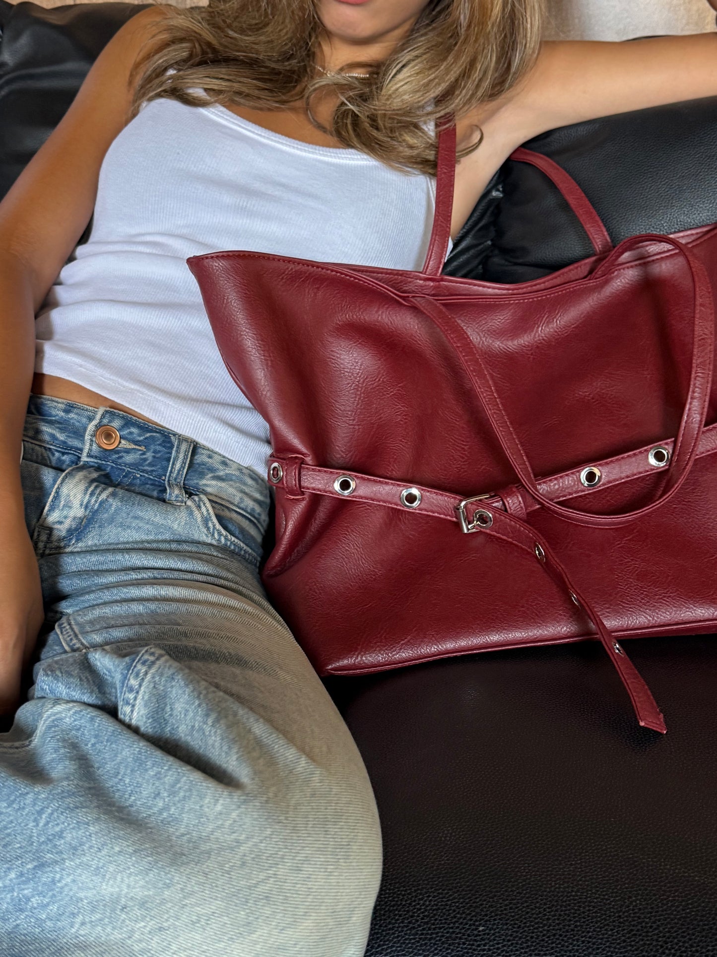 The belt bag in burgundy