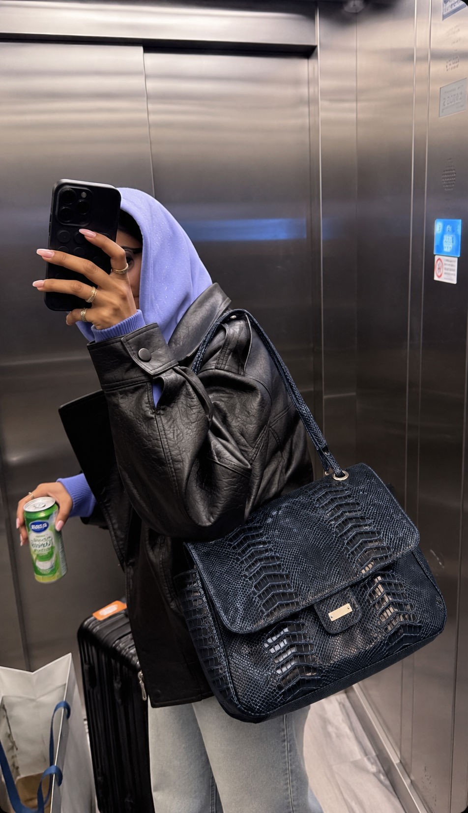City flap bag in navy