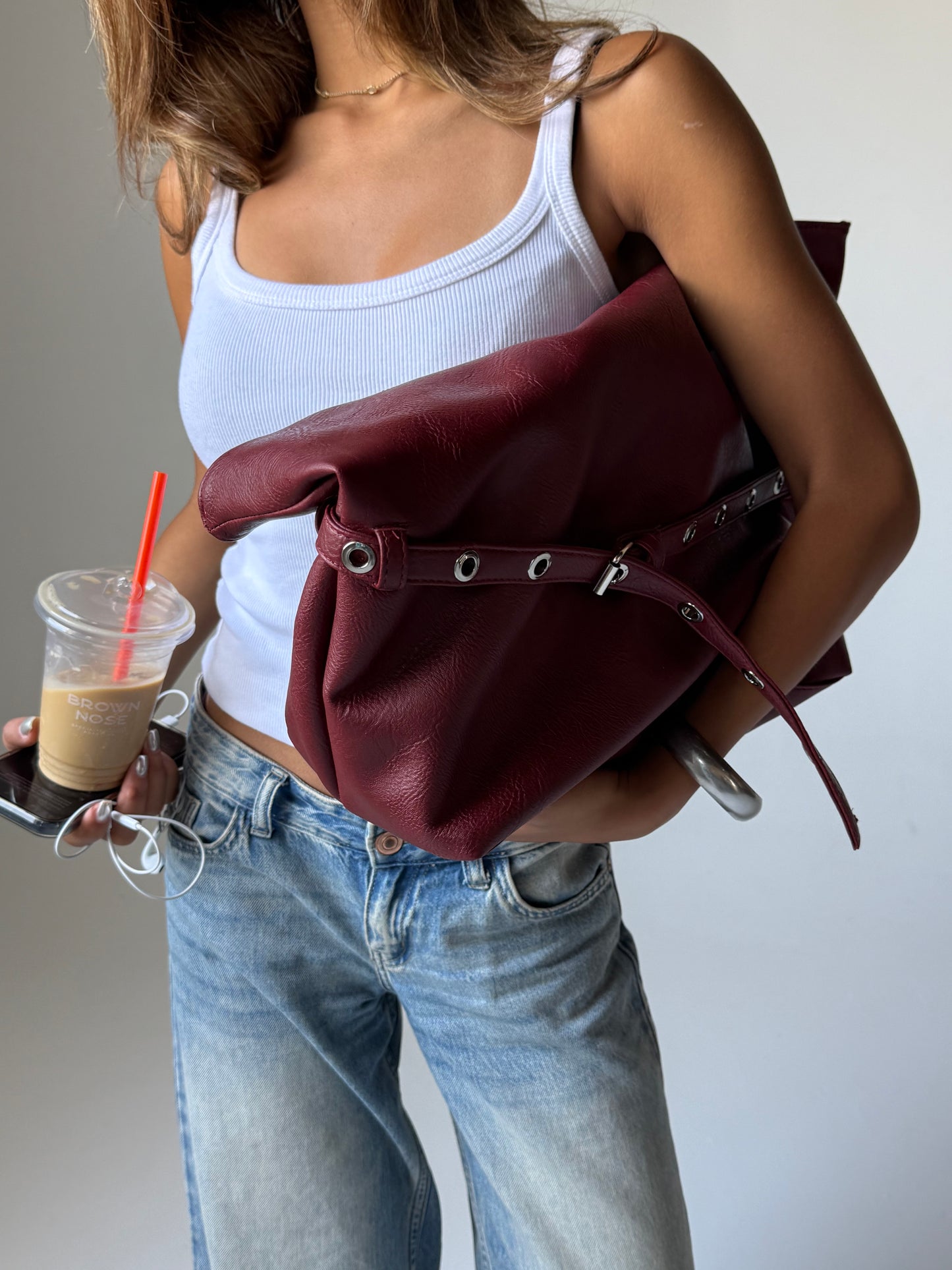 The belt bag in burgundy