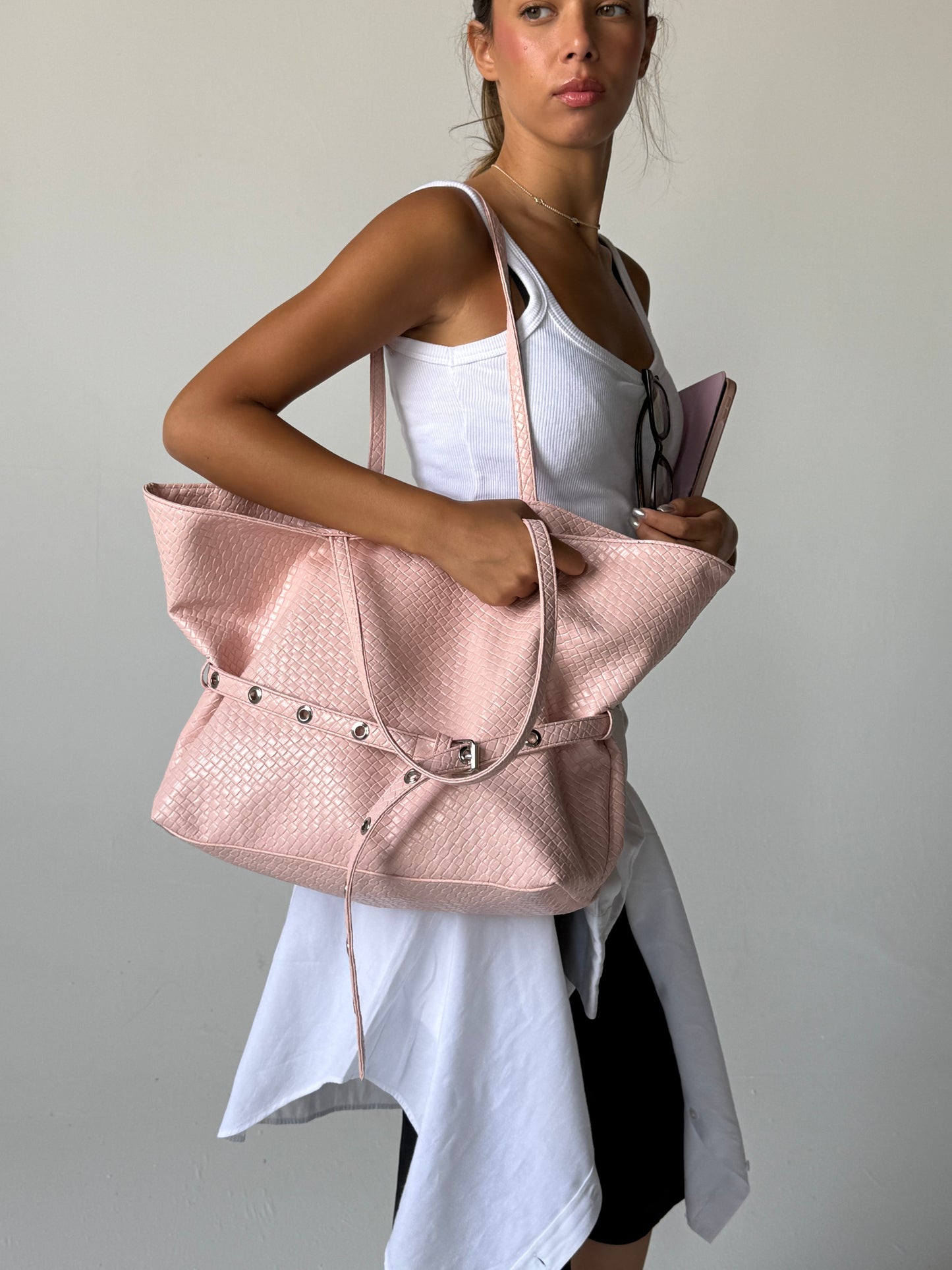 The belt bag in baby pink