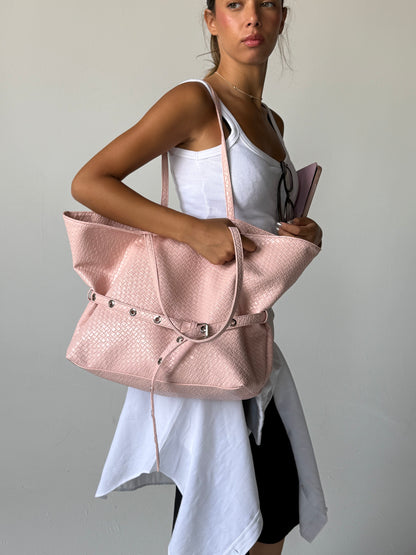 The belt bag in baby pink