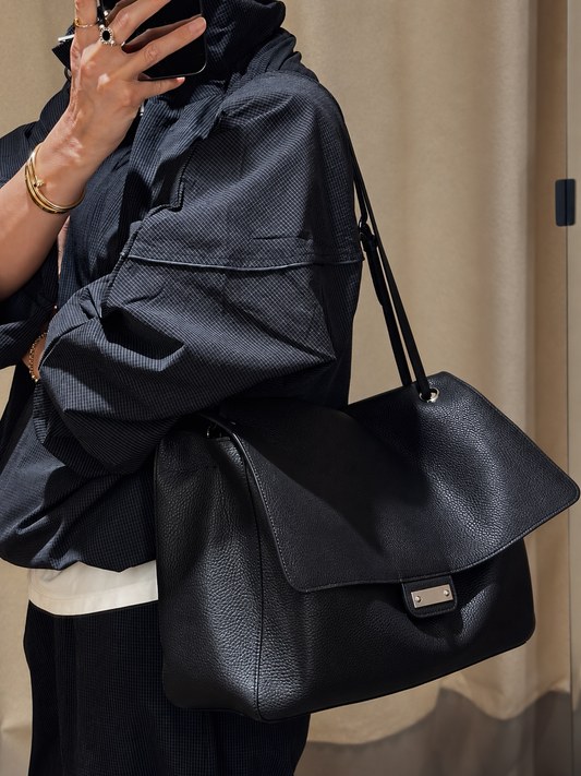 City flap bag in black