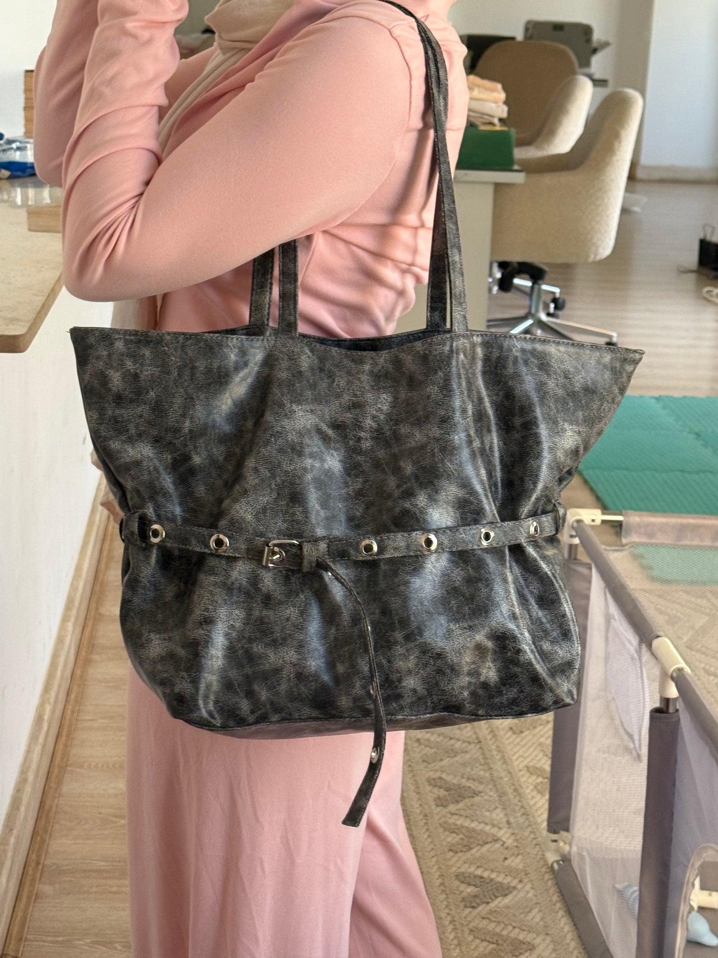 The Belt bag in grey-ish