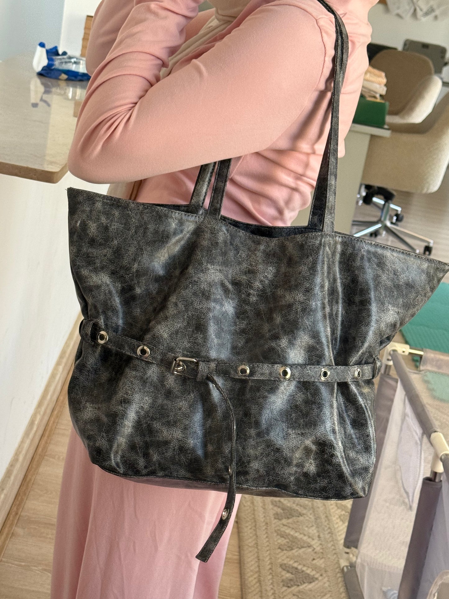 The Belt bag in grey-ish